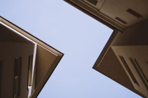 Dachowka betonowa – trwale i estetyczne pokrycie dachu